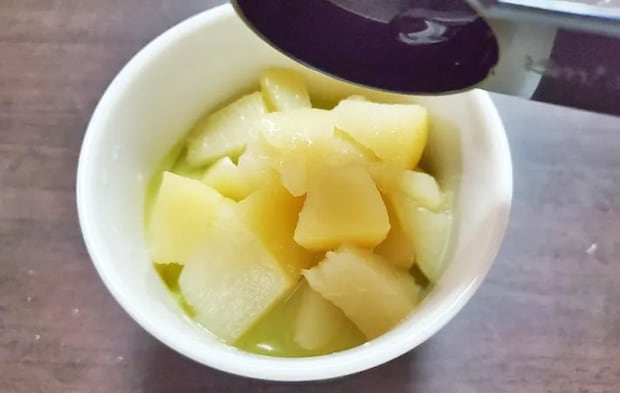 『レンジで簡単！抹茶と白桃のボトルプリン』を作る写真（撮影：エニママ）