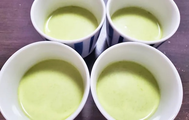 『レンジで簡単！抹茶と白桃のボトルプリン』を作る写真（撮影：エニママ）
