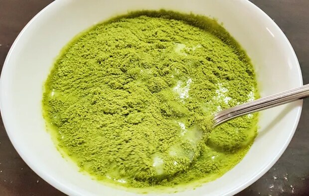 『レンジで簡単！抹茶と白桃のボトルプリン』を作る写真（撮影：エニママ）