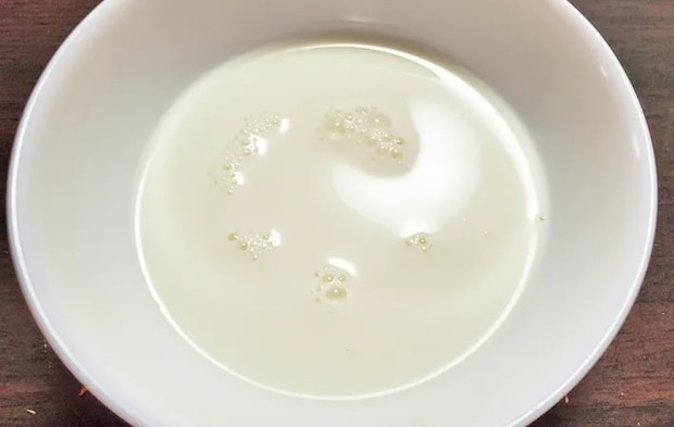 『レンジで簡単！抹茶と白桃のボトルプリン』を作る写真（撮影：エニママ）