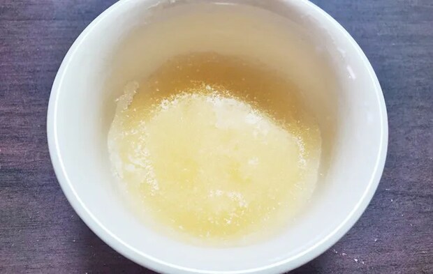 『レンジで簡単！抹茶と白桃のボトルプリン』を作る写真（撮影：エニママ）