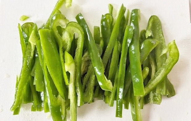 『ピーマン入り春巻き』を作る写真（撮影：エニママ）