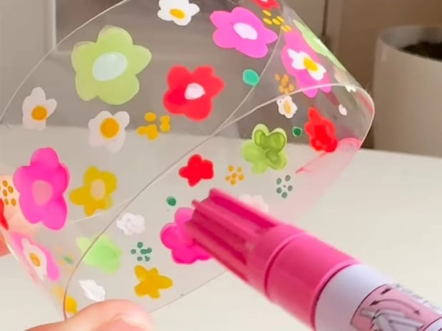 元保育士が教えるペットボトルの活用術 子供が喜ぶ『ブレスレット』の作り方とは