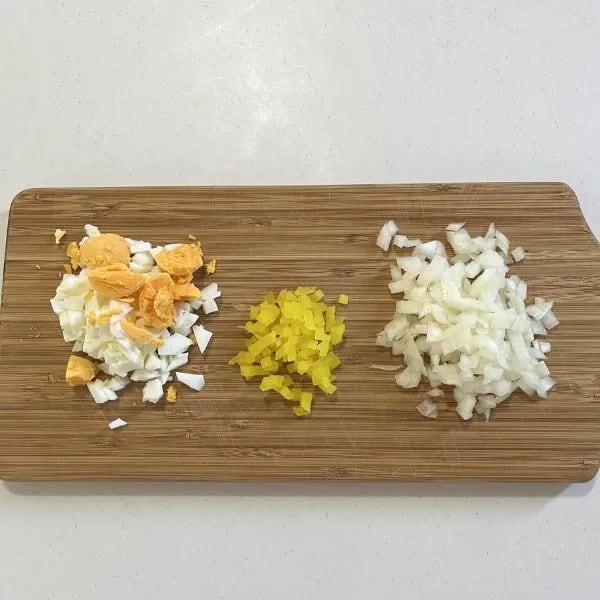 ゆで卵とたくあんとタマネギを細かく刻んだ様子（撮影：grapeフード編集部）