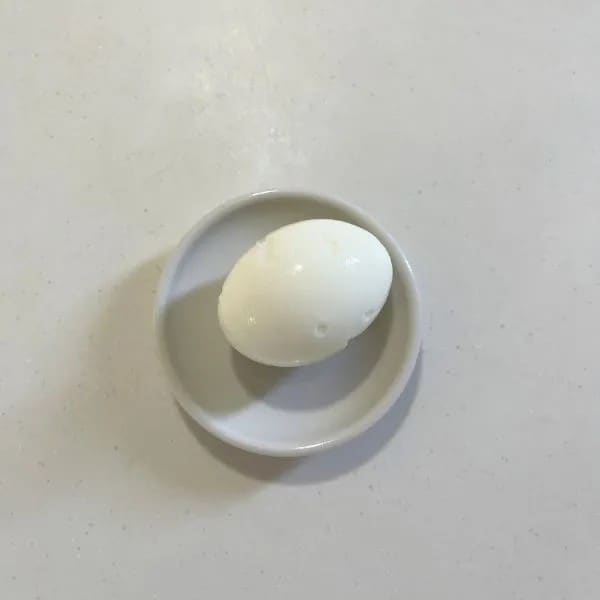 ゆで卵の殻を剥いた様子（撮影：grapeフード編集部）