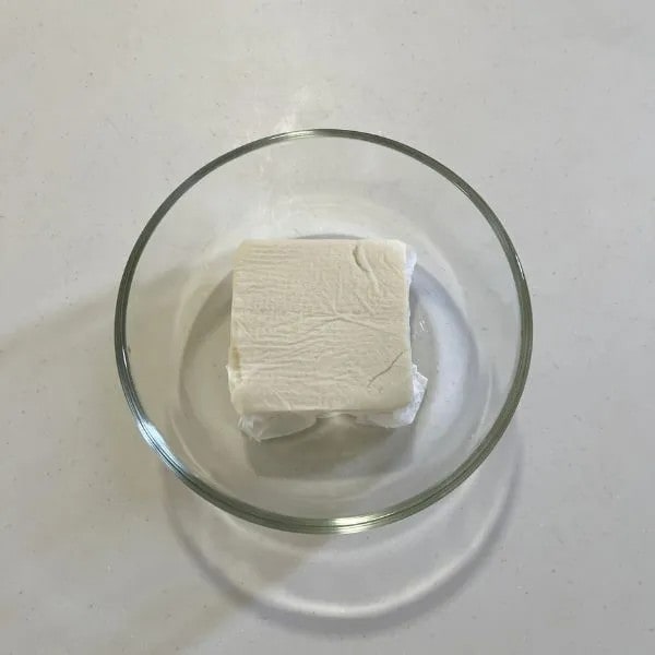 豆腐をキッチンペーパーで包んで加熱している様子（撮影：grapeフード編集部）