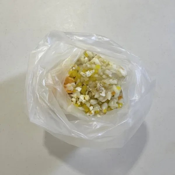 豆腐と具材と調味料をポリ袋に入れた様子（撮影：grapeフード編集部）