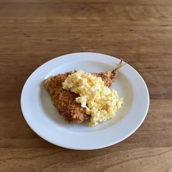 アジフライに豆腐のタルタルソースをかけた様子（撮影：grapeフード編集部）