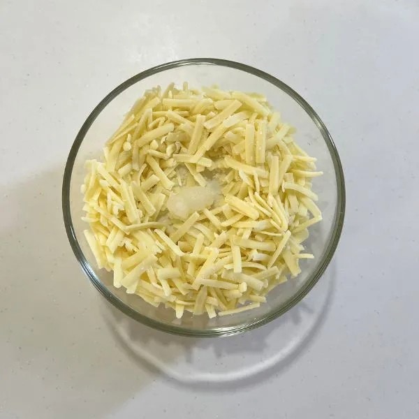 豆腐とチーズとニンニクを耐熱容器に入れた様子（撮影：grapeフード編集部）