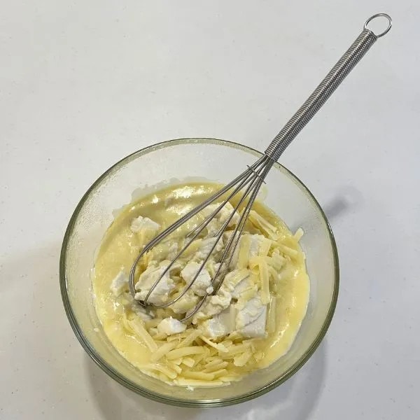 加熱後に泡立て器で混ぜている様子（撮影：grapeフード編集部）