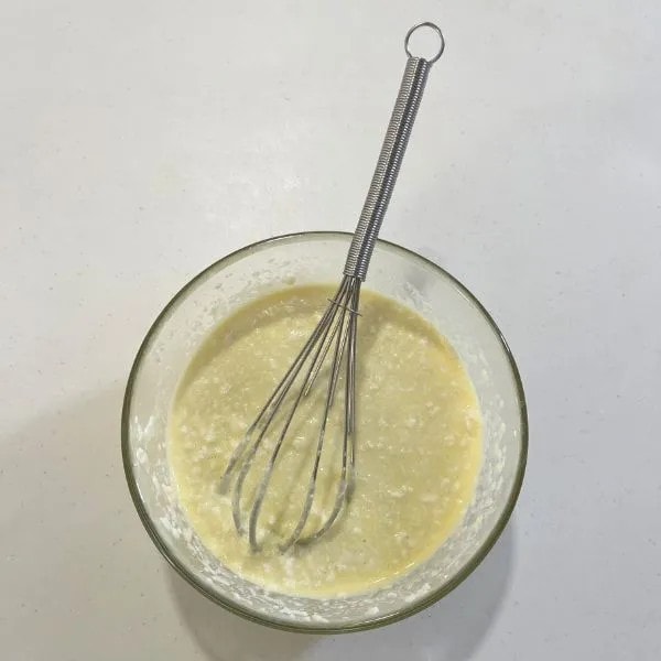 再加熱後に泡立て器でなめらかに混ぜている様子（撮影：grapeフード編集部）