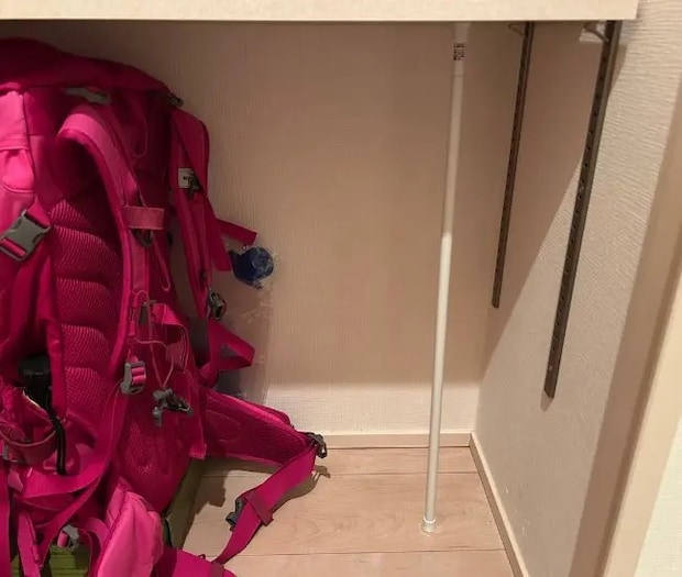 突っ張り棒を床から天井に設置した様子（撮影：grapeライフハック編集部）