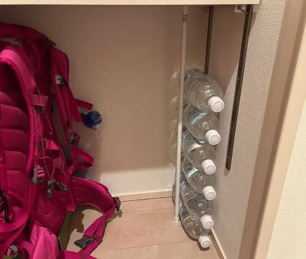 突っ張り棒を使ってペットボトルを積み重ねて収納している様子（撮影：grapeライフハック編集部）