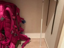 邪魔なペットボトルは『縦』に重ねて！　突っ張り棒で作った壁面収納が超便利だった