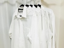 「漂白剤を何度かけても落ちない」　ワイシャツ黄ばみを消す方法【洗濯テク4選】