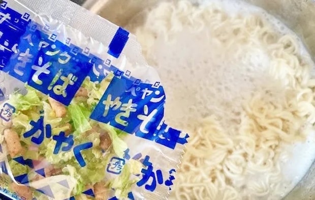 『鍋で簡単!まるで生めん食感ペヤング!!』の麺をゆでる写真（撮影：エニママ）