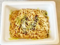 いつもの食感と全然違う！　ペヤングを鍋でゆでて作る「まるで生麺」な焼きそばアレンジ