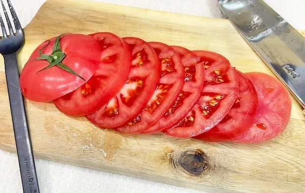 『フォークを使ってトマトを切った』写真（撮影：キジカク）