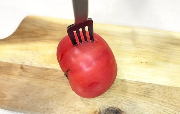『フォークを使ったトマトの切り方』の写真（撮影：キジカク）