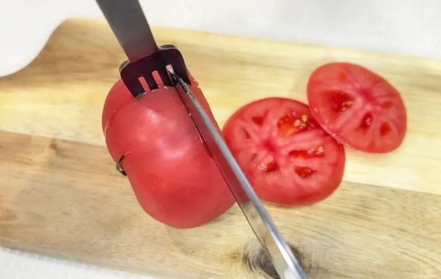 『フォークを使ったトマトの切り方』の写真（撮影：キジカク）