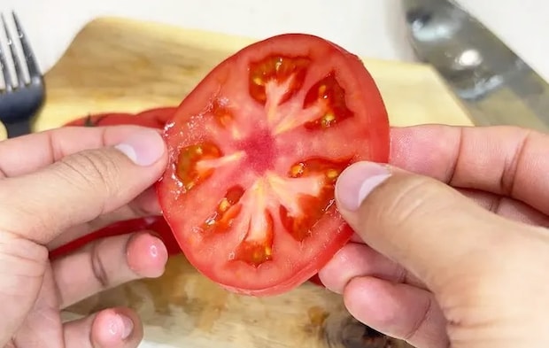 『フォークを使ってトマトを切った』写真（撮影：キジカク）