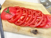まだ普通に切ってる？　トマトを切る時はフォークを刺すだけで…「断面がきれい！」