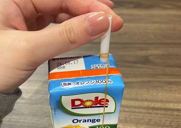 固定したストローを抜こうとする写真（写真撮影：grapeライフハック編集部）