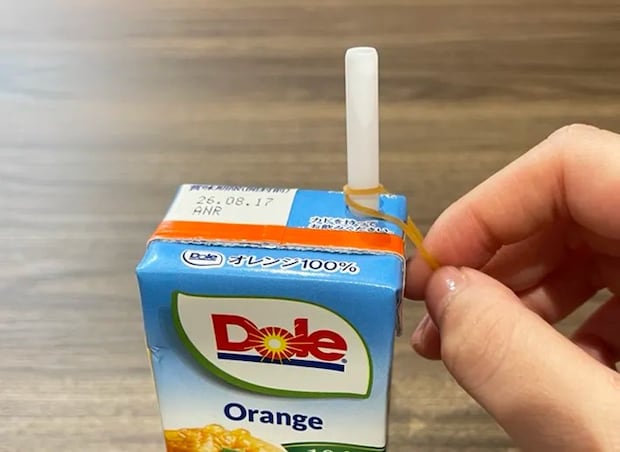 ストローのつけ根に輪ゴムを巻きつける写真（写真撮影：grapeライフハック編集部）