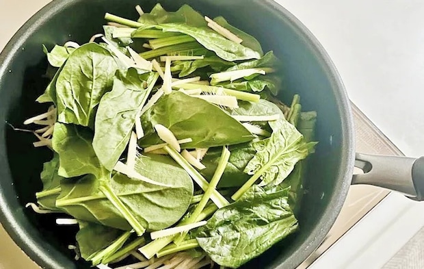 『ほうれん草と豚バラ肉の重ね煮」を作る写真（撮影：エニママ）