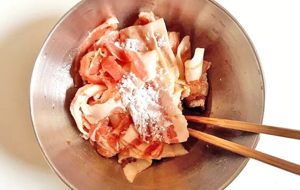 『ほうれん草と豚バラ肉の重ね煮」を作る写真（撮影：エニママ）