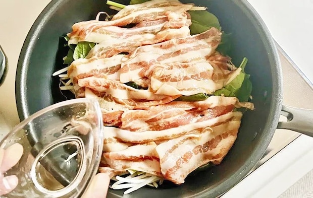 『ほうれん草と豚バラ肉の重ね煮」を作る写真（撮影：エニママ）