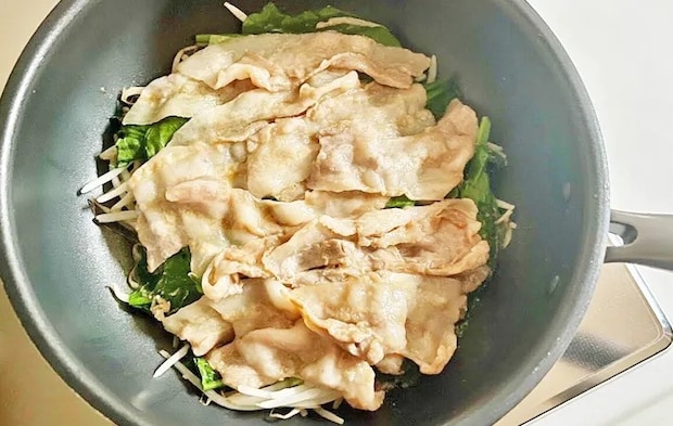 『ほうれん草と豚バラ肉の重ね煮」を作る写真（撮影：エニママ）