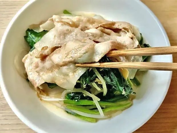ほうれん草と豚バラ肉を重ねて… できた簡単おかずに「息子がおかわり」【10分レシピ】