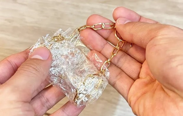 『ラップでアクセサリーを持ち運ぶ方法』の写真（撮影：キジカク）