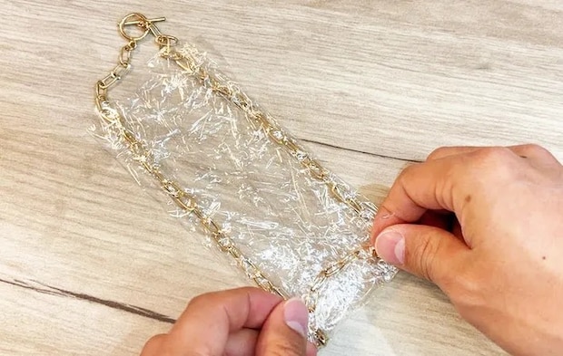 『ラップでアクセサリーを持ち運ぶ方法』の写真（撮影：キジカク）