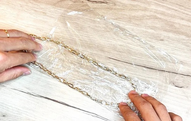 『ラップでアクセサリーを持ち運ぶ方法』の写真（撮影：キジカク）