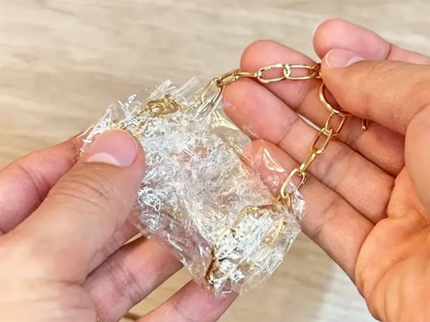 ラップがアクセサリーケースに！　旅行前に知っておきたい「持ち運びワザ」