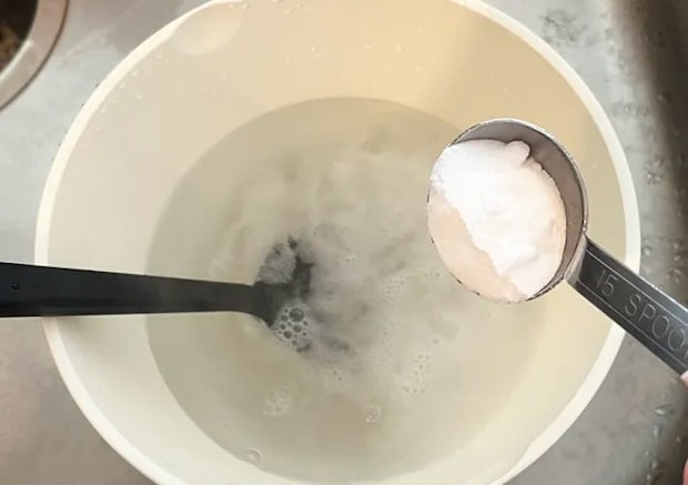 重曹を入れたお湯に浸けたシリコンスプーンの写真（撮影：grapeライフハック編集部）