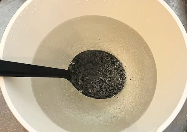 発泡しているお湯に浸けたシリコンスプーンの写真（撮影：grapeライフハック編集部）