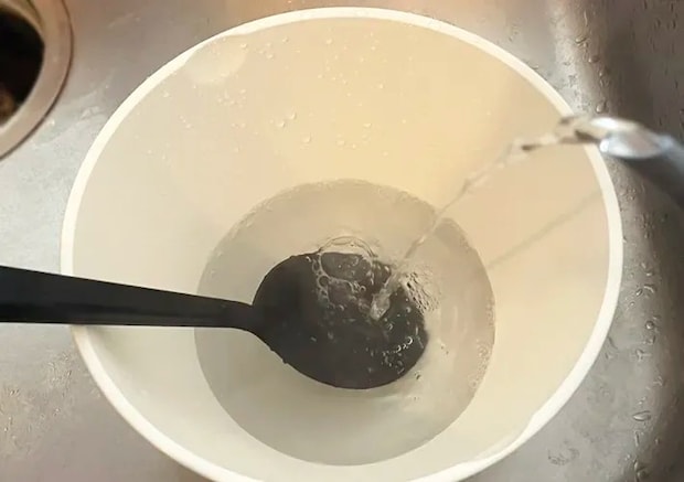 シリコンスプーンを入れたボウルにお湯を注ぐ写真（撮影：grapeライフハック編集部）