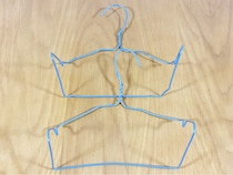 ハンガー2本を『交差』すると…　玄関がスッキリ片づく収納ワザに「考えた人、天才！」