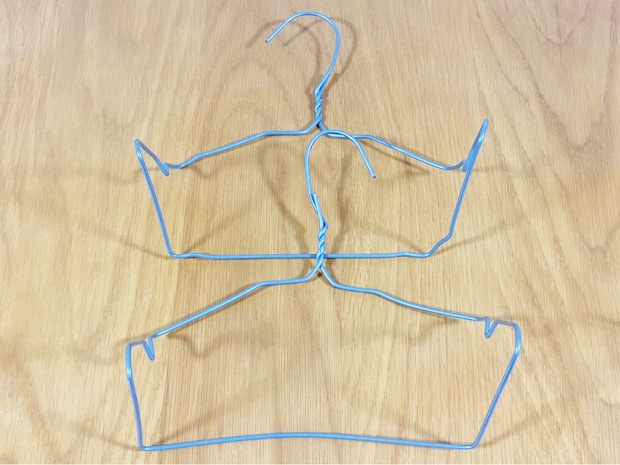 ハンガー2本を『交差』すると…　玄関がスッキリ片づく収納ワザに「考えた人、天才！」