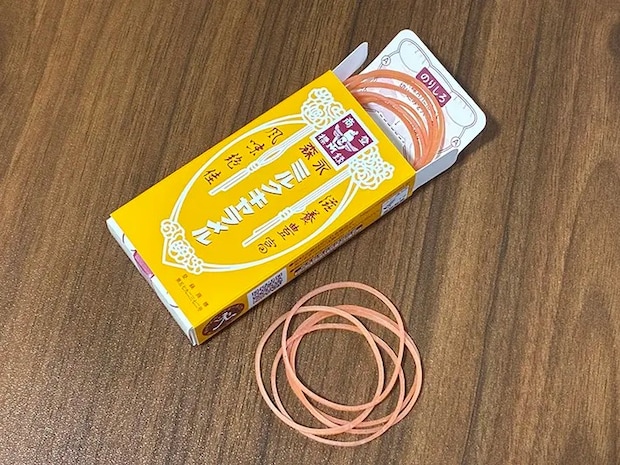輪ゴムを入れた『森永ミルクキャラメル』の空き箱の写真（撮影：grapeライフハック編集部）