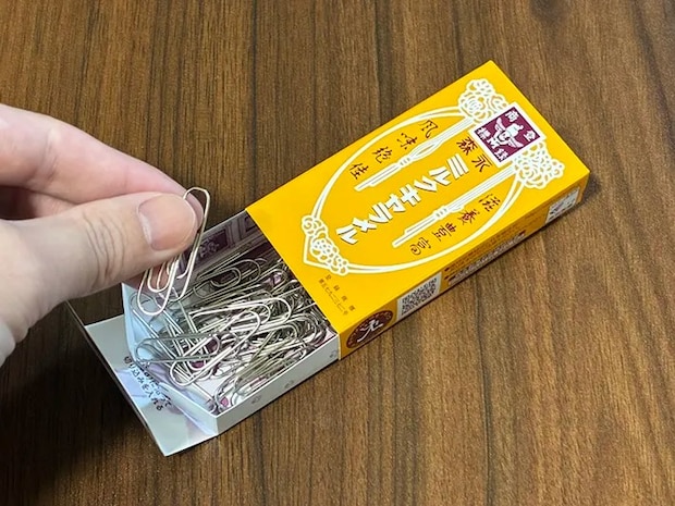 クリップを入れた『森永ミルクキャラメル』の空き箱の写真（撮影：grapeライフハック編集部）