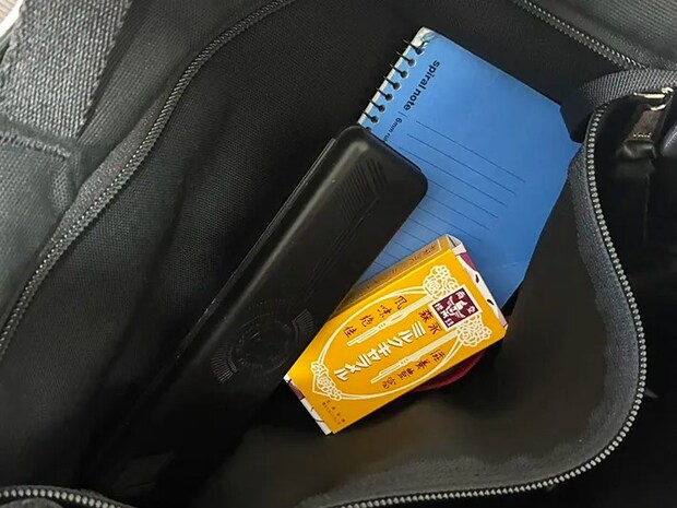 『森永ミルクキャラメル』の空き箱が入ったカバンの写真（撮影：grapeライフハック編集部）