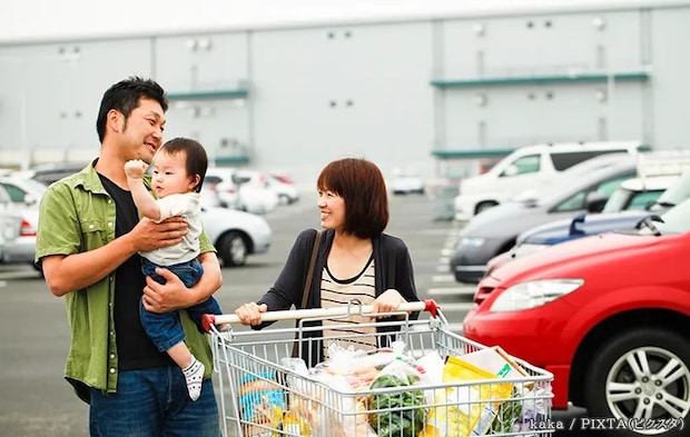 スーパーマーケットで買い物をする家族の写真