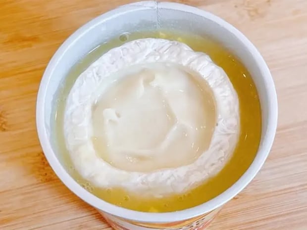 お湯を注いで待つだけ！　鍋を使わない『即席チーズフォンデュ』に「簡単なのに贅沢」