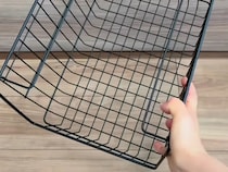 100均で簡単DIY！　結束バンドで留めるだけの『キャスターつき収納ラック』が超便利