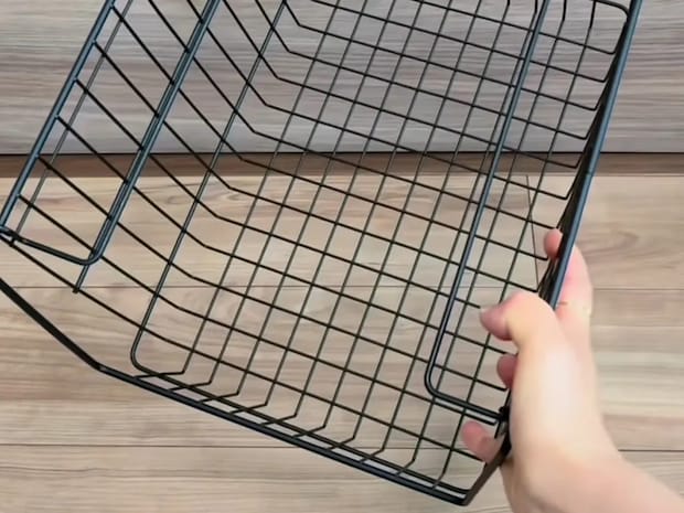 100均で簡単DIY！　結束バンドで留めるだけの『キャスターつき収納ラック』が超便利