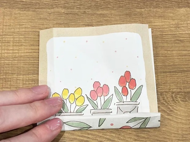 メモ2枚を折る写真（撮影：grapeライフハック編集部）